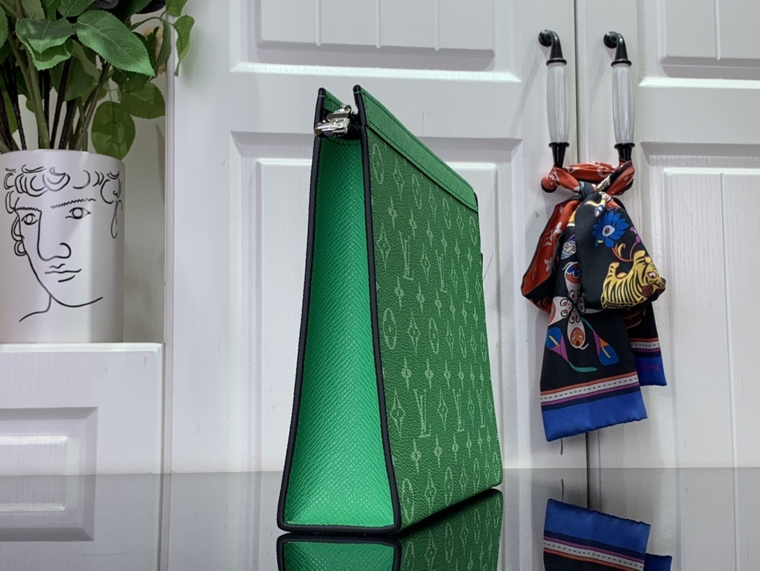 LV POCHETTE VOYAGE m61692