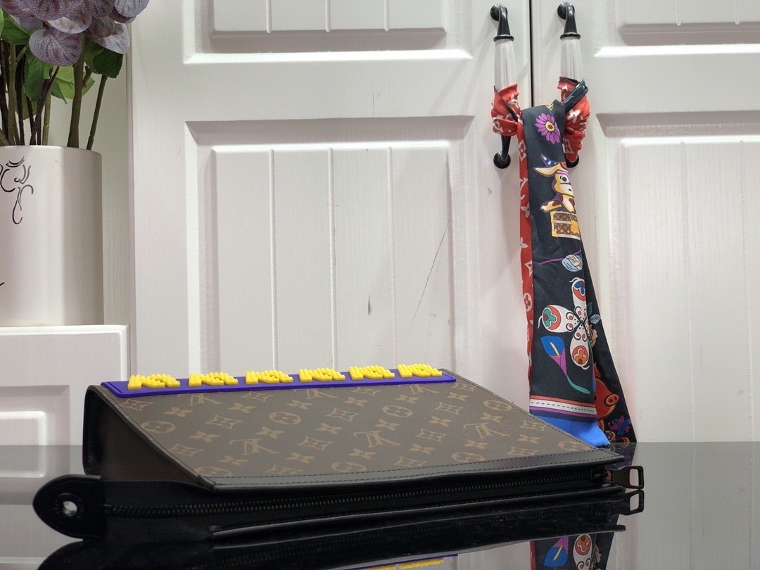 LV POCHETTE VOYAGE M80792 