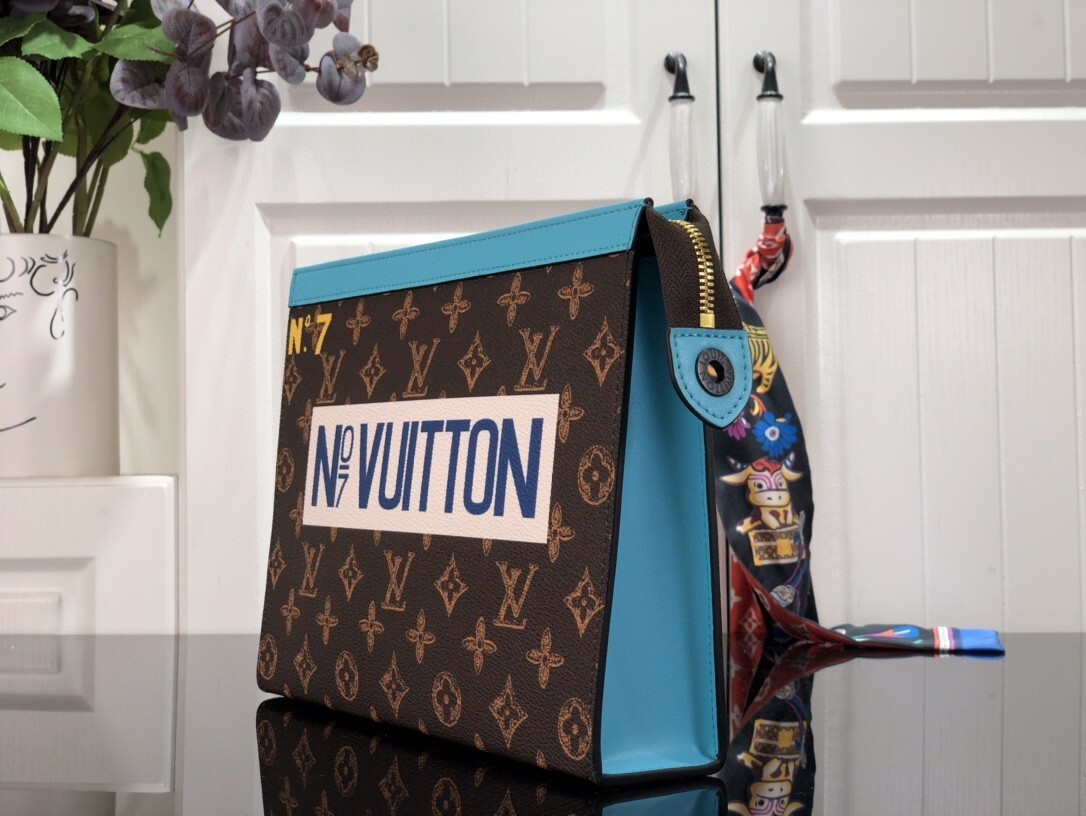 LV POCHETTE VOYAGE M81204