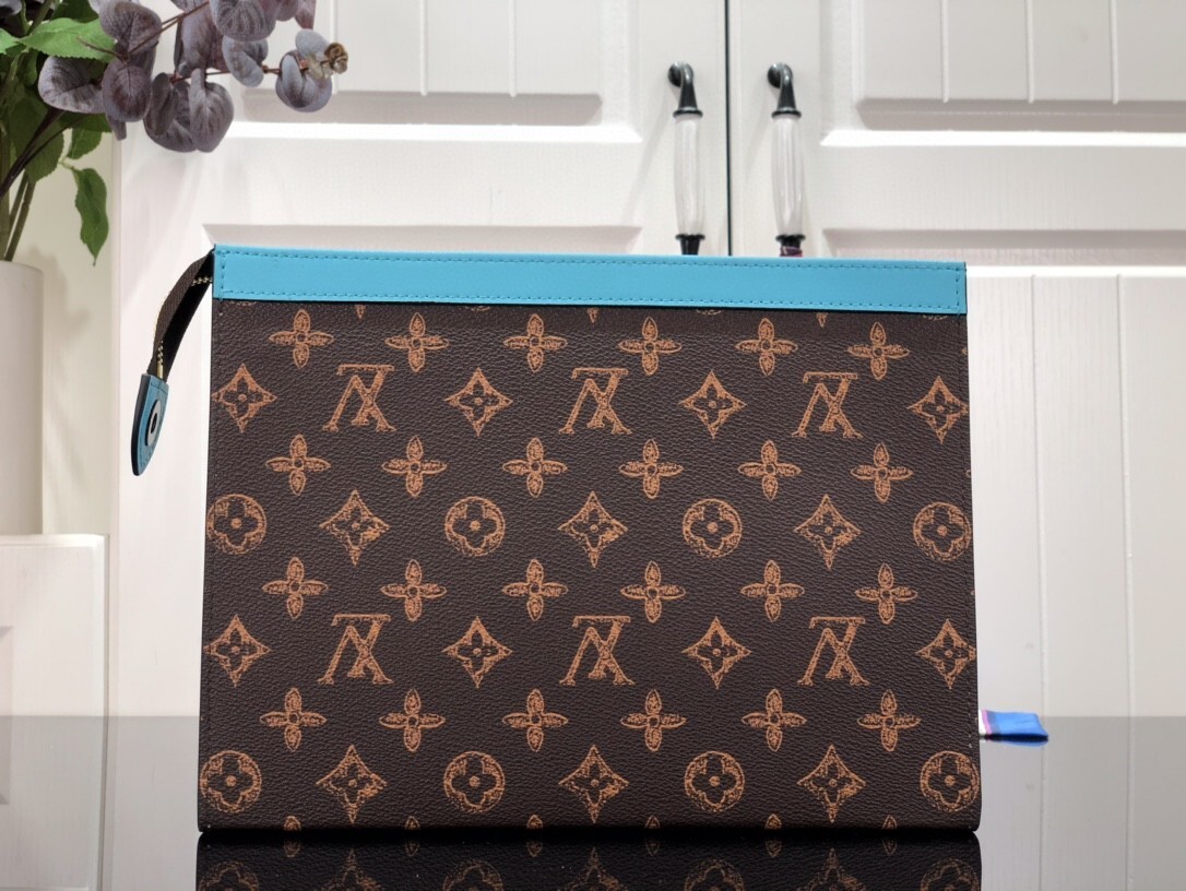 LV POCHETTE VOYAGE M81204