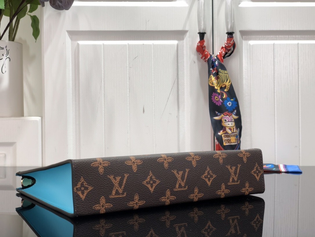 LV POCHETTE VOYAGE M81204