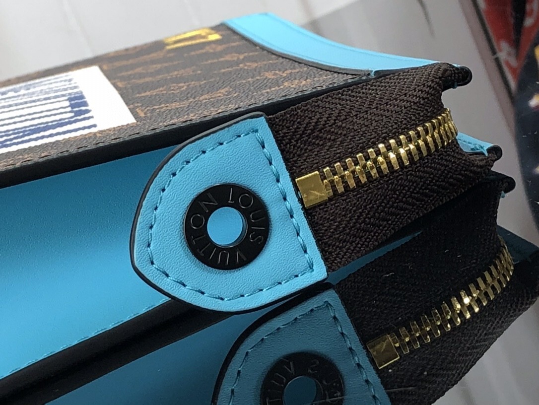 LV POCHETTE VOYAGE M81204