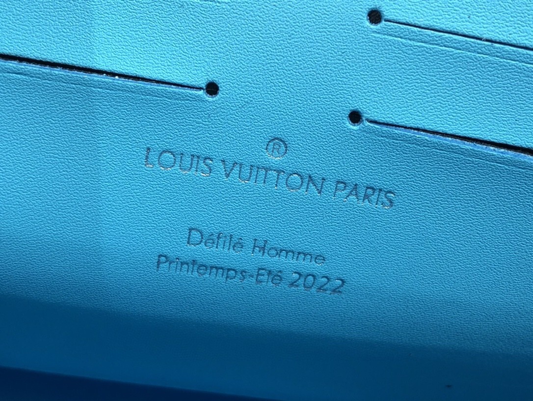 LV POCHETTE VOYAGE M81204