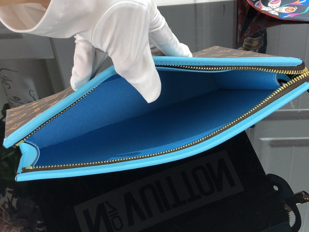 LV POCHETTE VOYAGE M81204