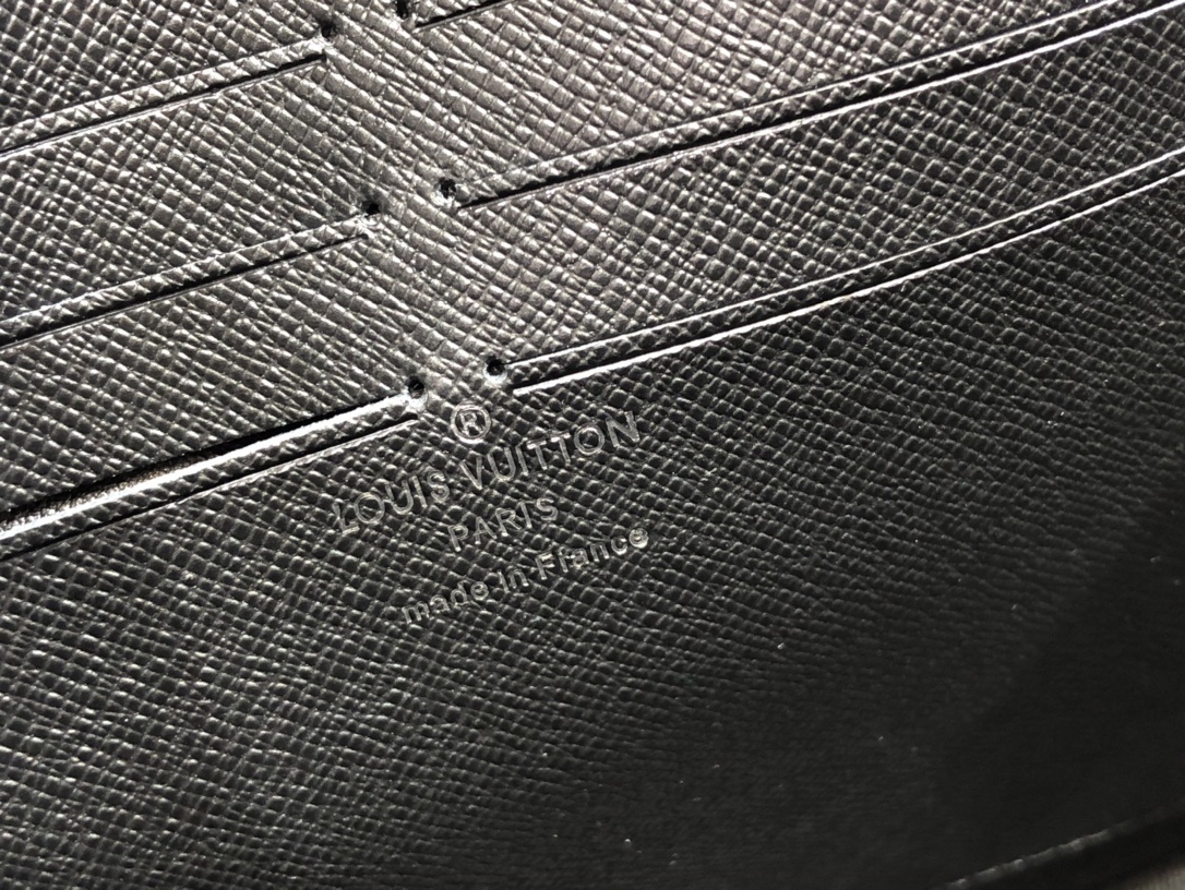 LV POCHETTE VOYAGE MM M47542JG