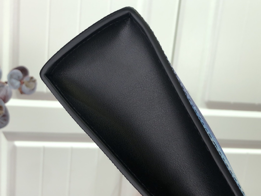 LV POCHETTE VOYAGE MM M47542JG