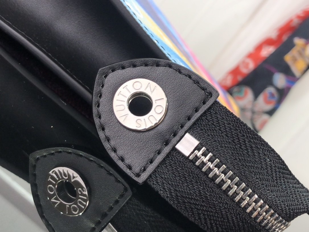 LV POCHETTE VOYAGE MM M47542JG