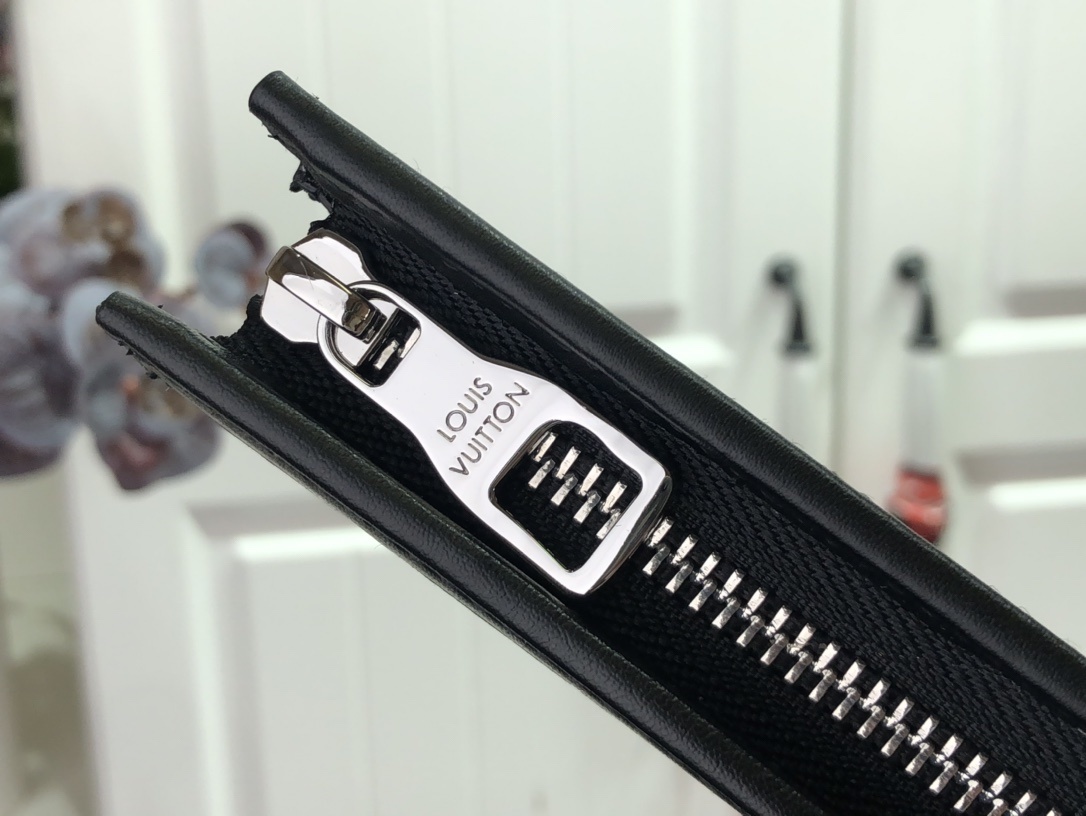 LV POCHETTE VOYAGE MM M47542JG