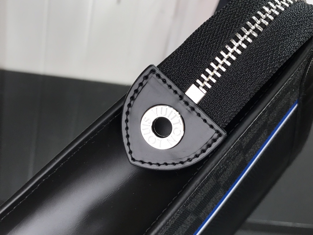 LV POCHETTE VOYAGE MM M56827