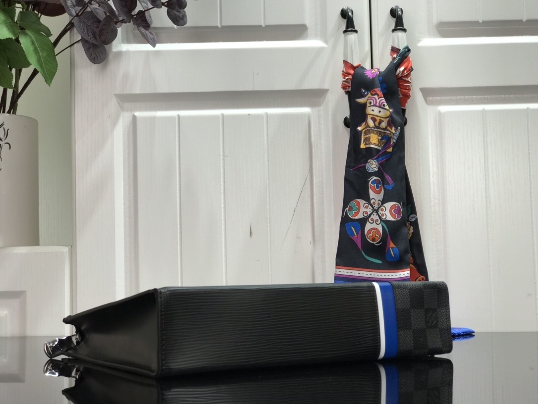 LV POCHETTE VOYAGE MM M56827