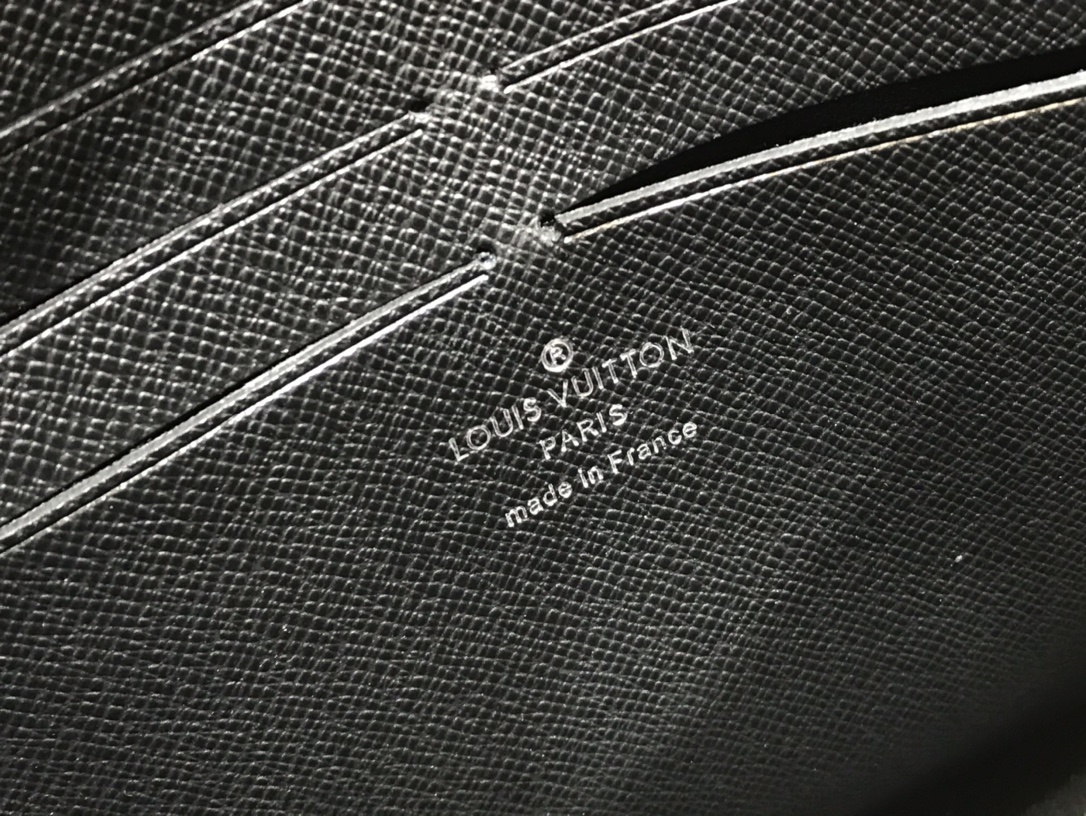 LV POCHETTE VOYAGE MM M56827