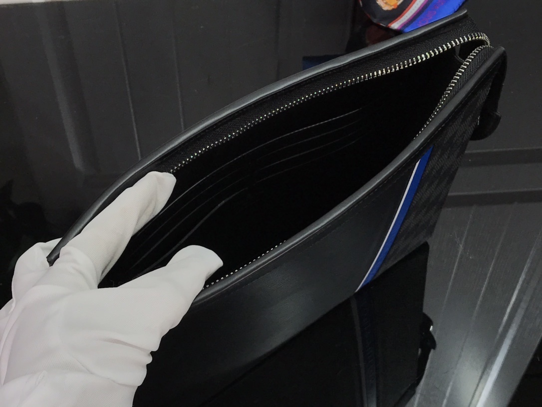 LV POCHETTE VOYAGE MM M56827