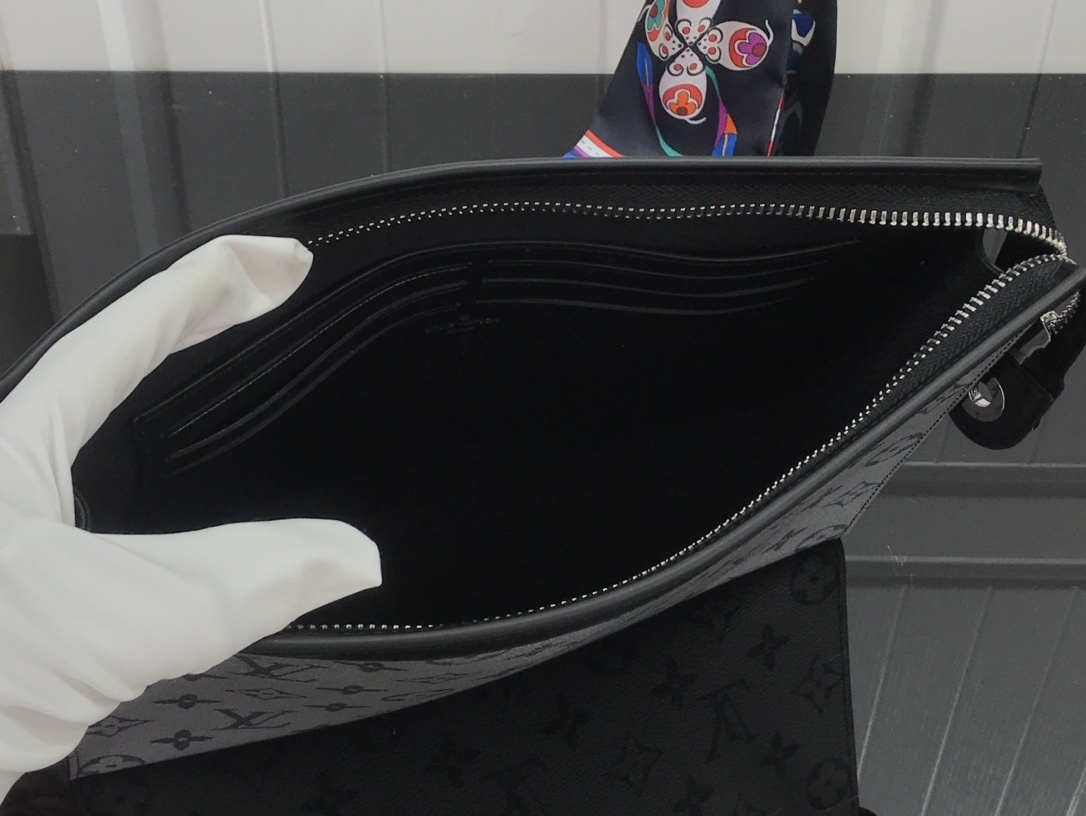 LV POCHETTE VOYAGE MM M69535