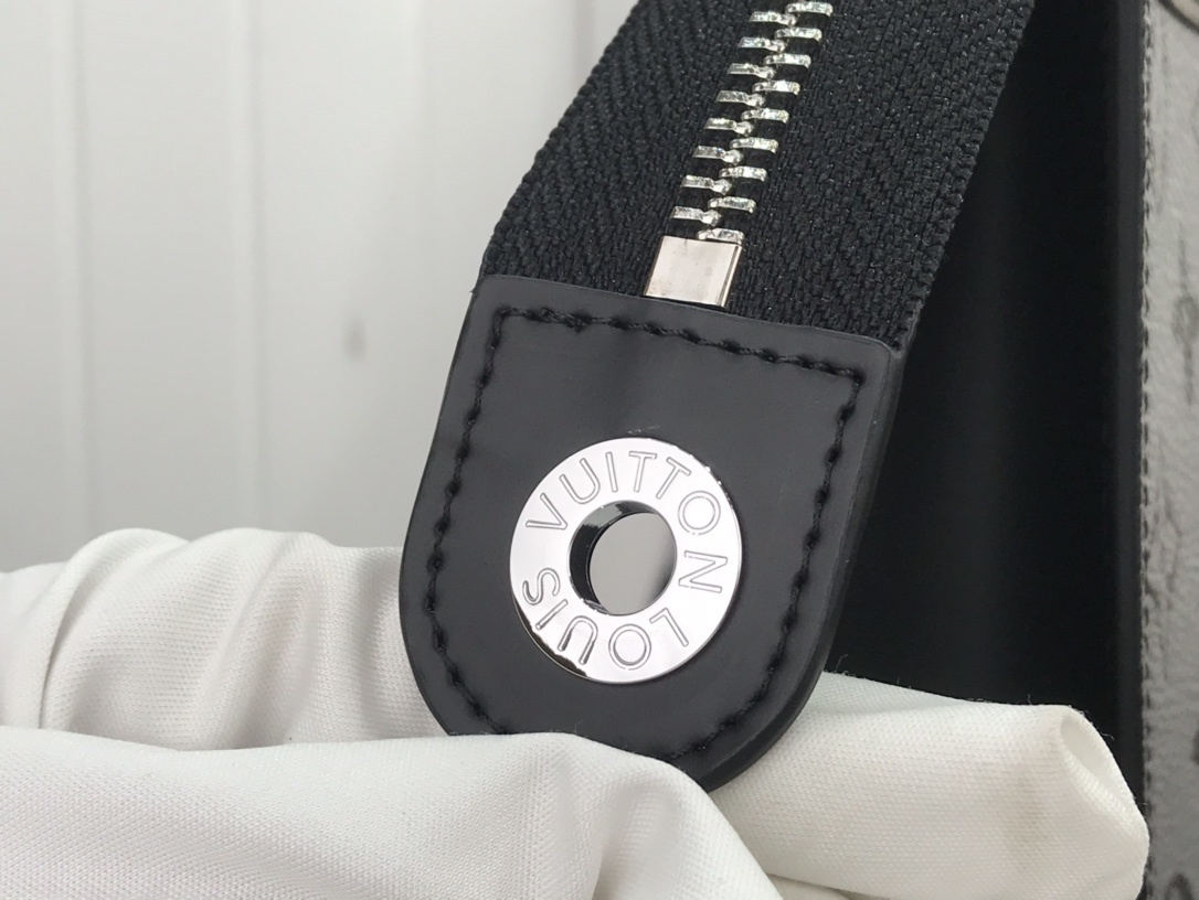 LV POCHETTE VOYAGE MM M69535