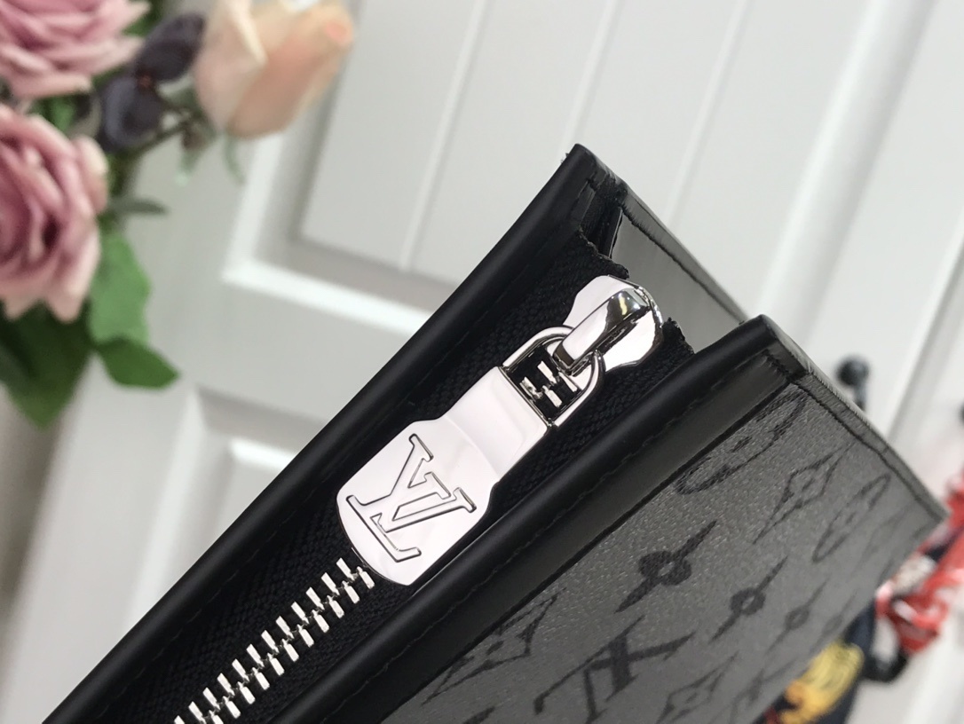 LV POCHETTE VOYAGE MM M69535