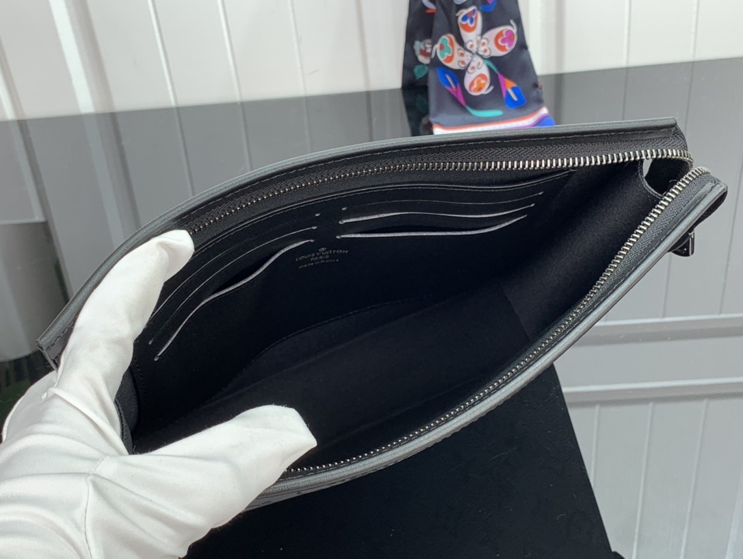 LV POCHETTE VOYAGE MM M69535