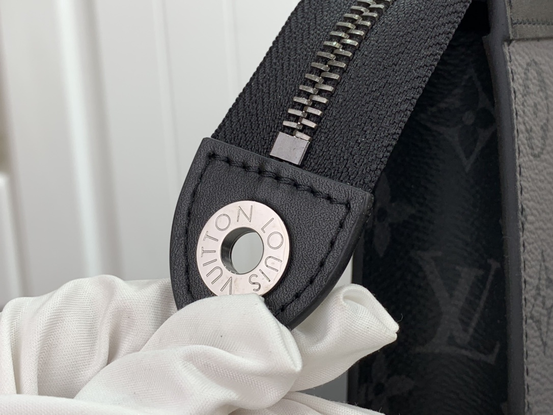 LV POCHETTE VOYAGE MM M69535