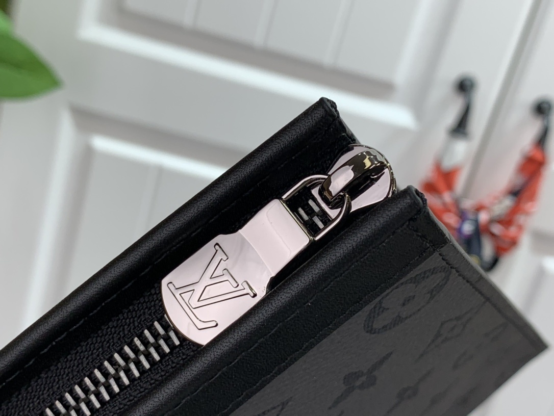 LV POCHETTE VOYAGE MM M69535
