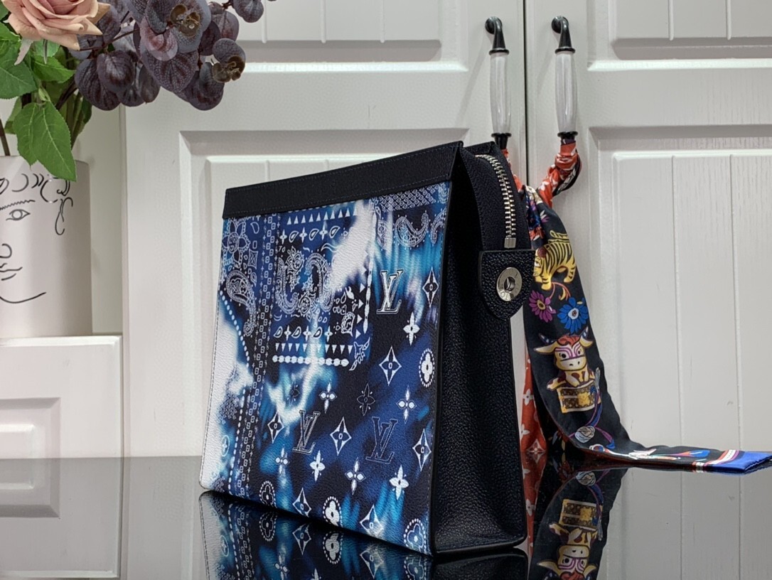 LV POCHETTE VOYAGE MM M81442