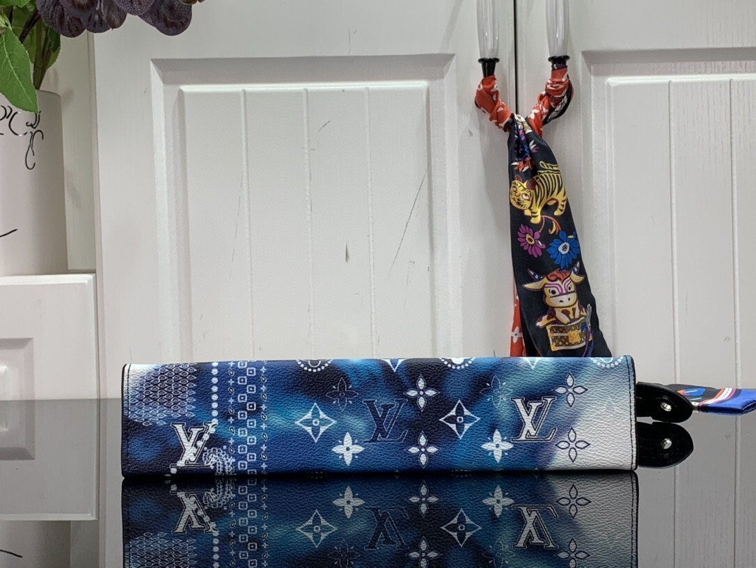 LV POCHETTE VOYAGE MM M81442