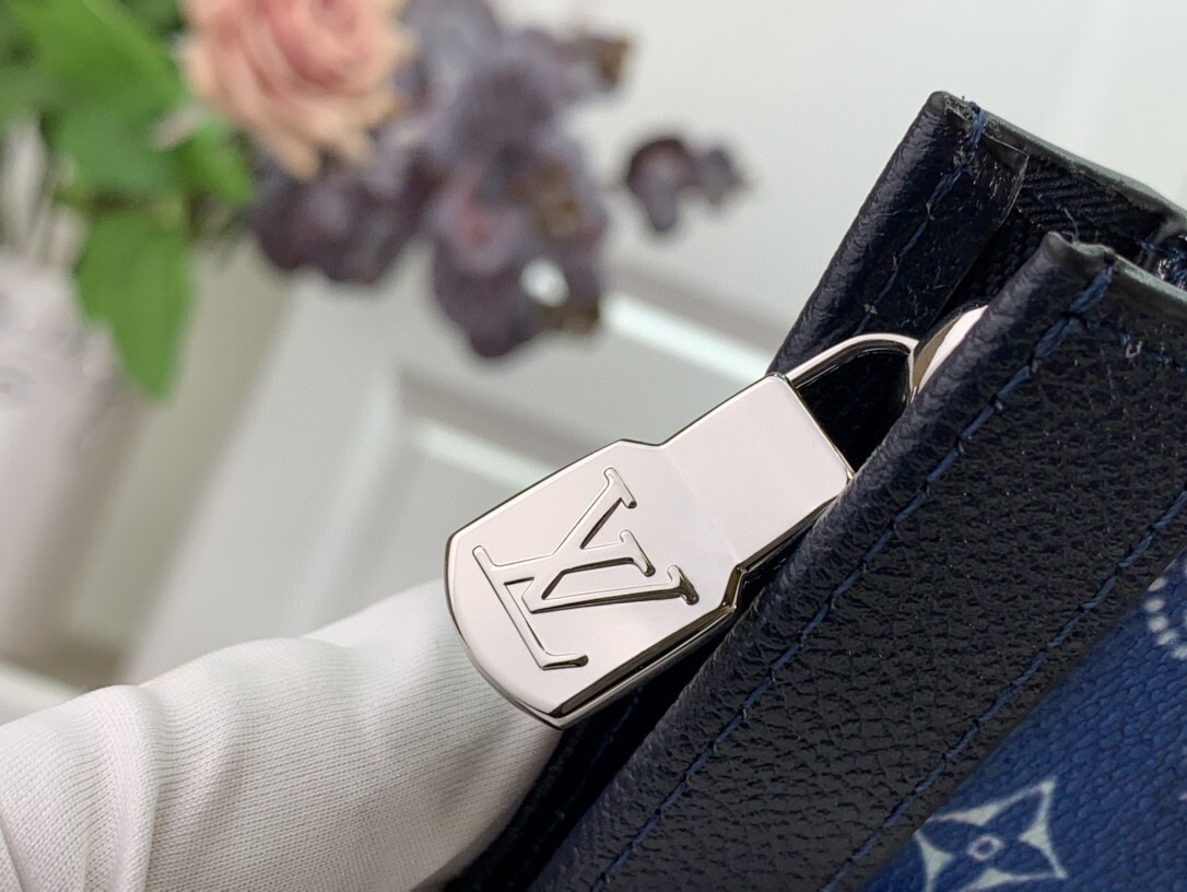 LV POCHETTE VOYAGE MM M81442