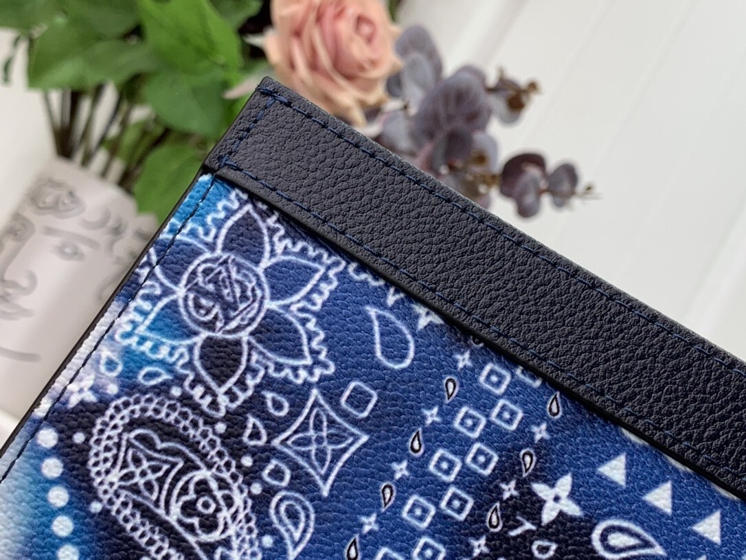 LV POCHETTE VOYAGE MM M81442