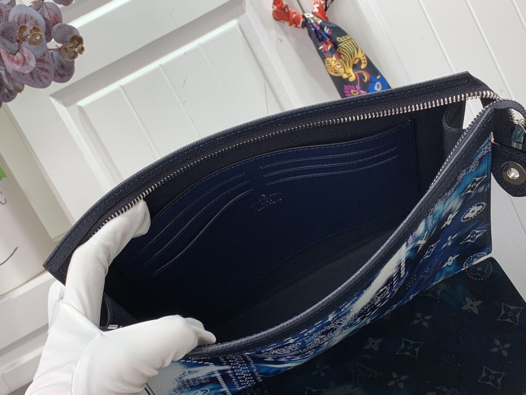 LV POCHETTE VOYAGE MM M81442