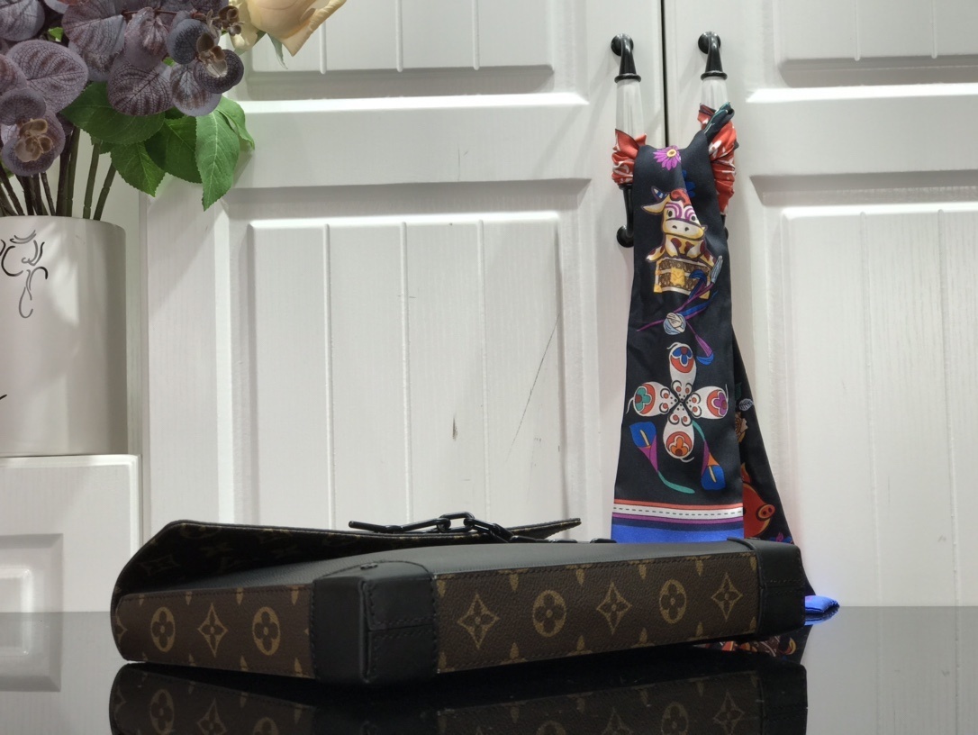 LV POCHETTE VOYAGE STEAMER M30583