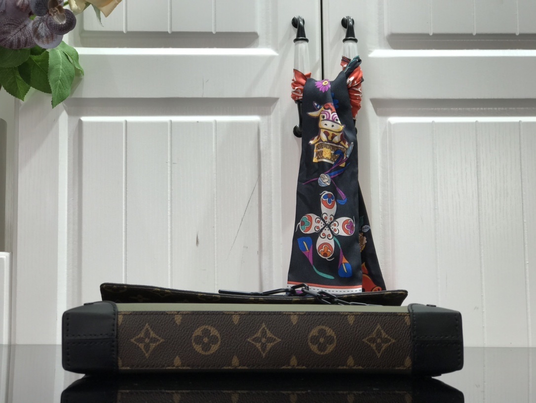 LV POCHETTE VOYAGE STEAMER M30583