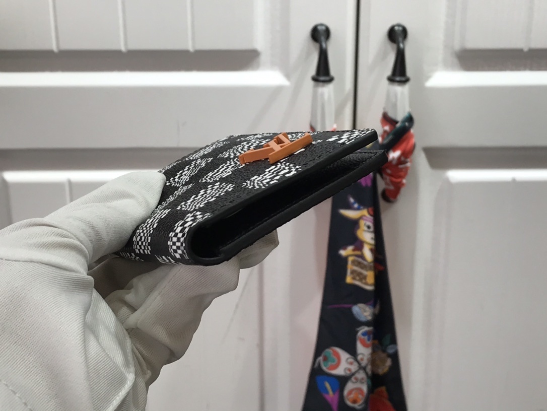 LV POCKET ORGANIZER M80170