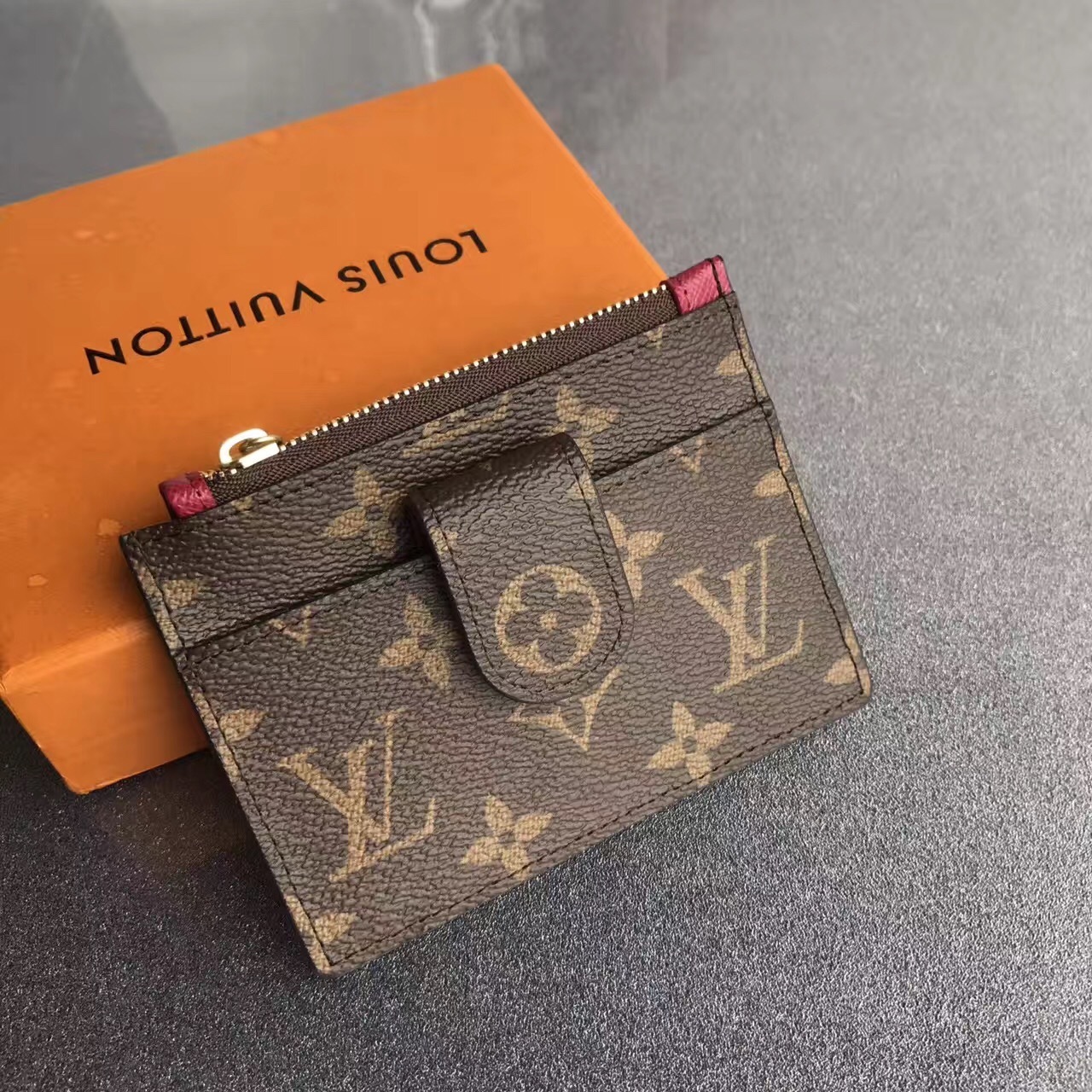LV PORTE-CARTE ZIPPE M66531
