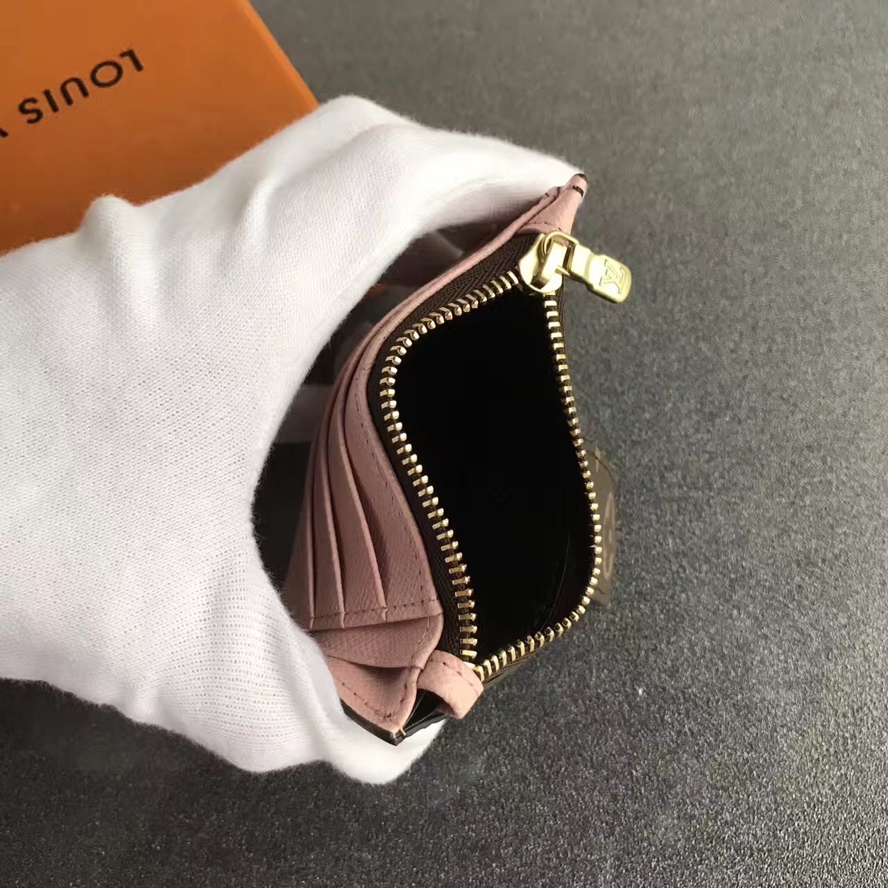 LV PORTE-CARTE ZIPPE M66531