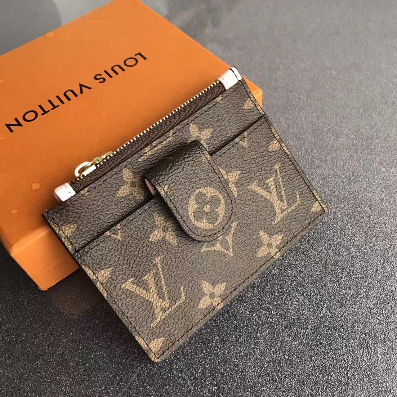 LV PORTE-CARTE ZIPPE M66531