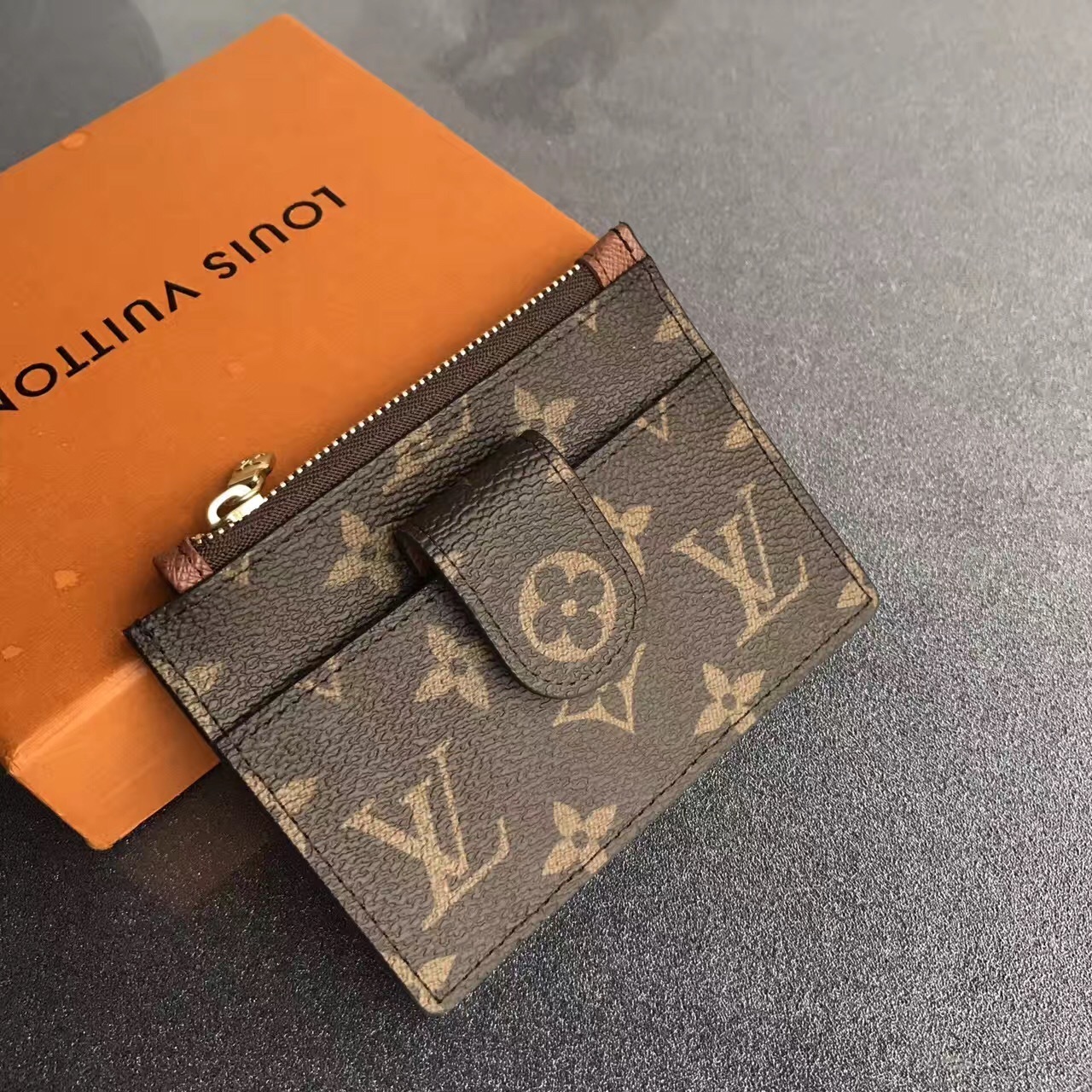 LV PORTE-CARTE ZIPPE M66531