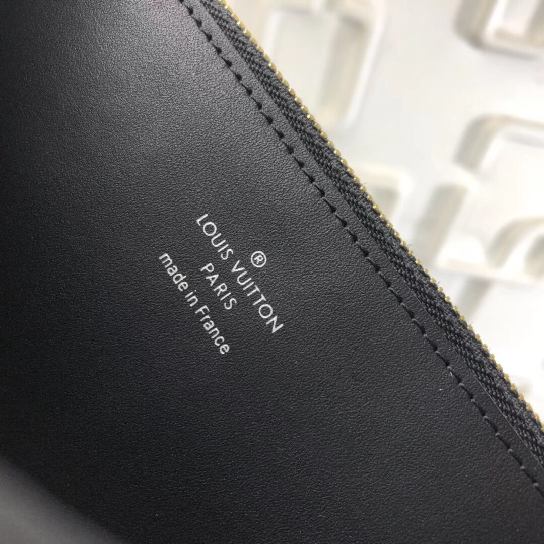 LV PORTEFEUILLE CAPUCINES M62556