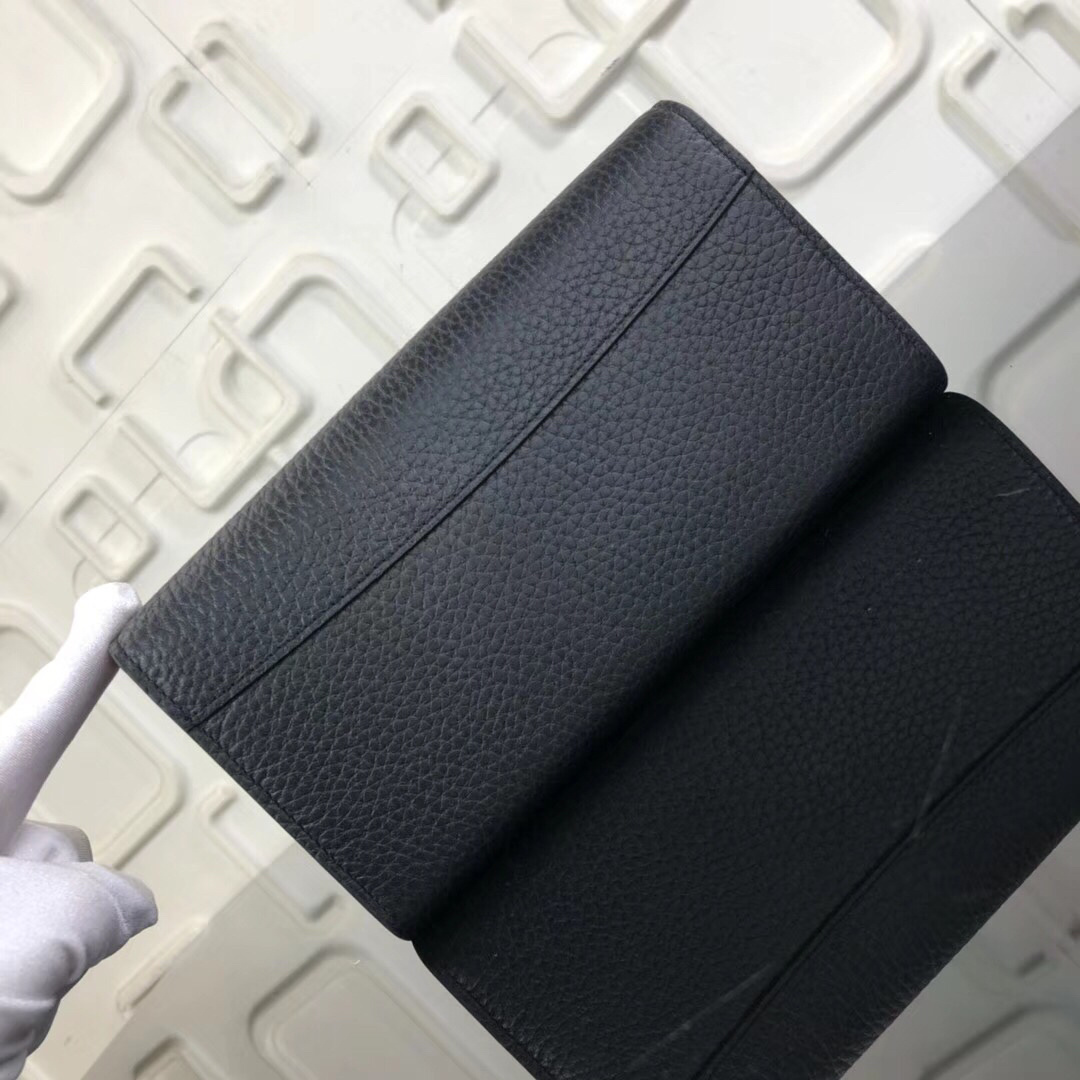 LV PORTEFEUILLE CAPUCINES M62556