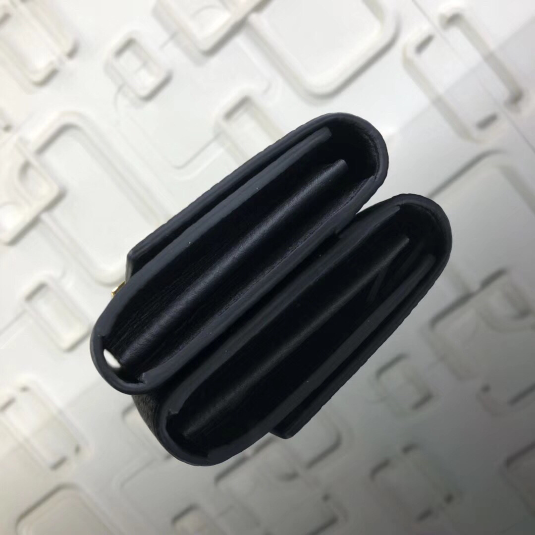 LV PORTEFEUILLE CAPUCINES M62556