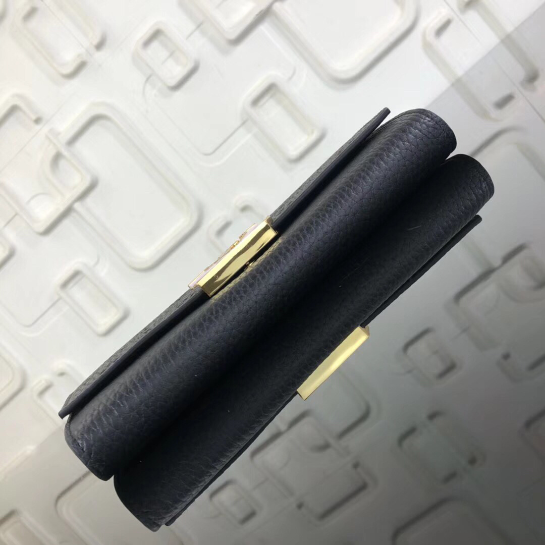 LV PORTEFEUILLE CAPUCINES M62556