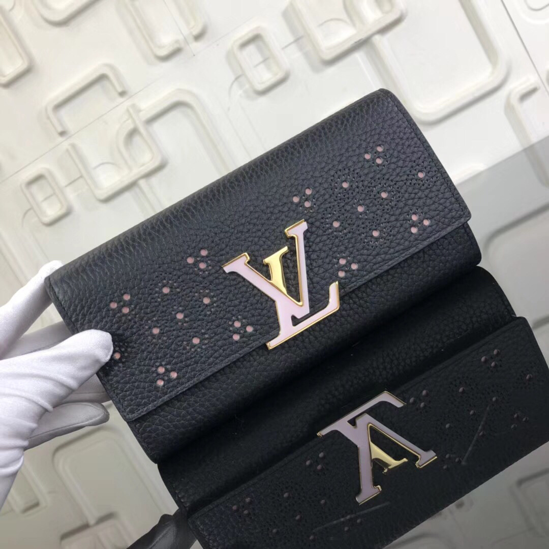 LV PORTEFEUILLE CAPUCINES M62556