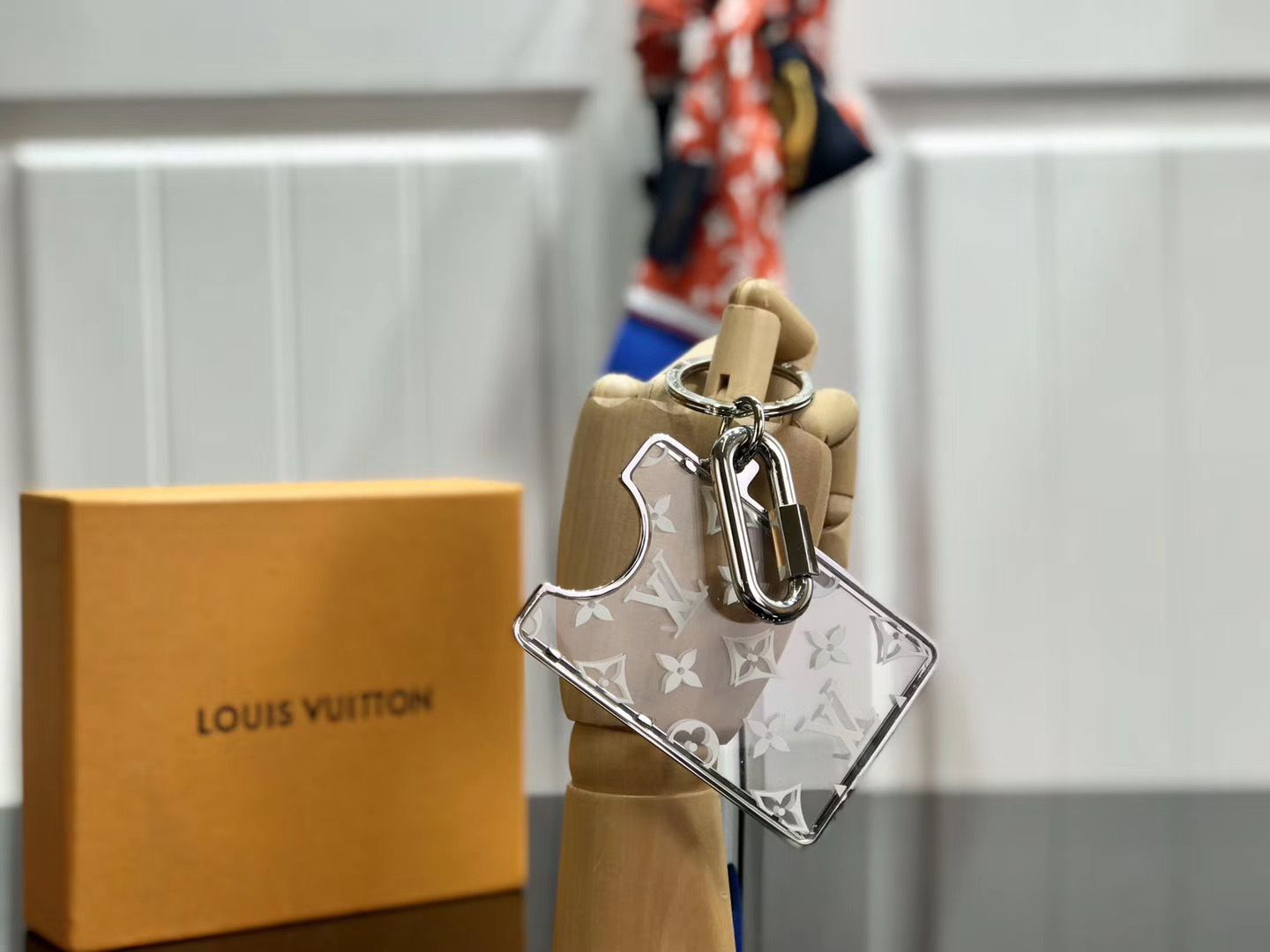 LV PRISM ID HOLDER M68285