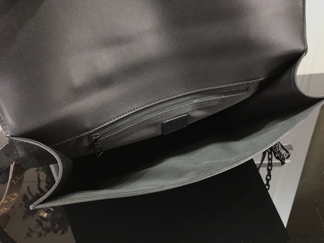 LV ROBUSTO BRIEFCASE M30591