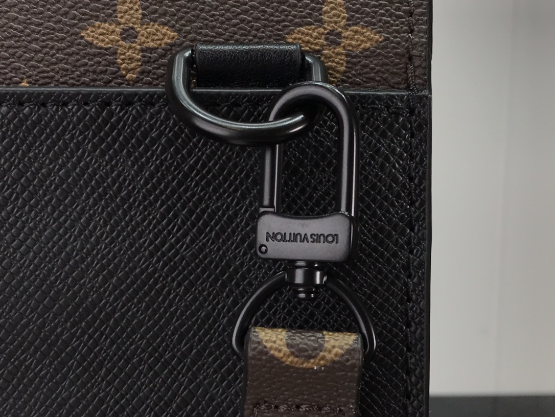 LV ROBUSTO BRIEFCASE M30591