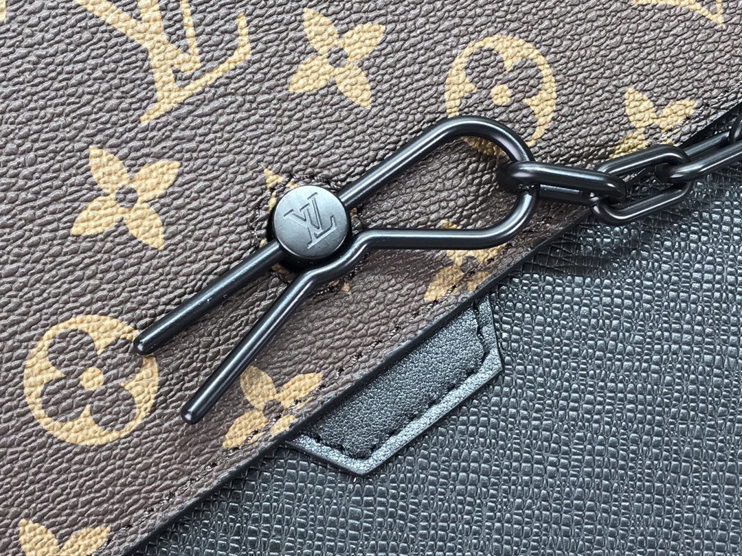 LV ROBUSTO BRIEFCASE M30591