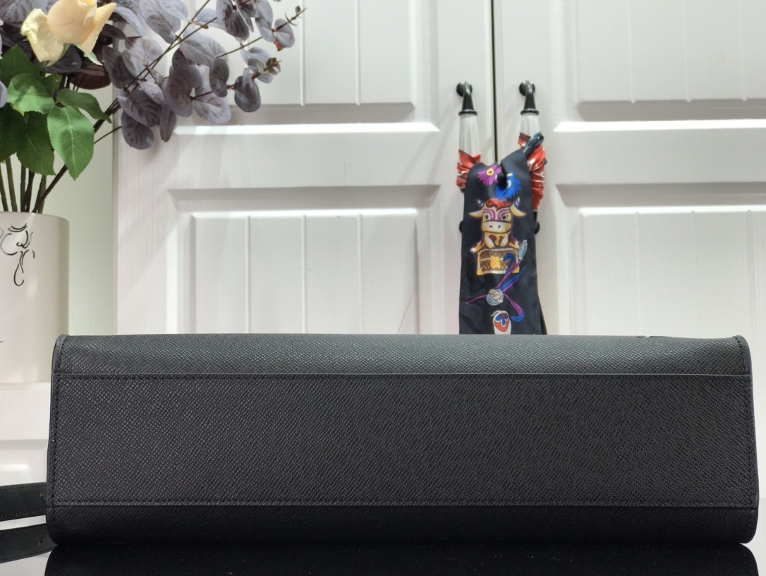 LV ROBUSTO BRIEFCASE M30591