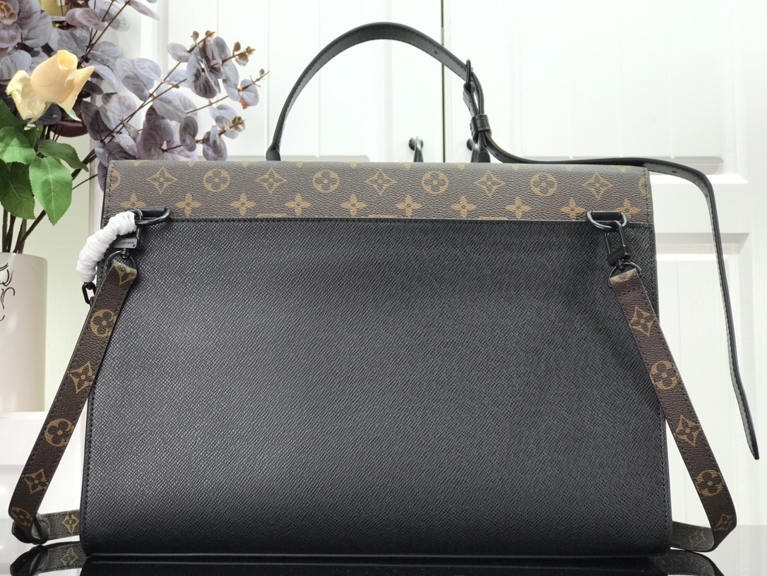 LV ROBUSTO BRIEFCASE M30591