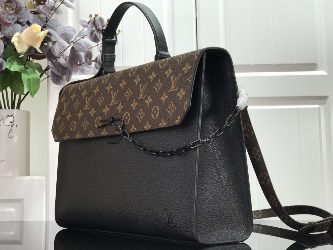 LV ROBUSTO BRIEFCASE M30591