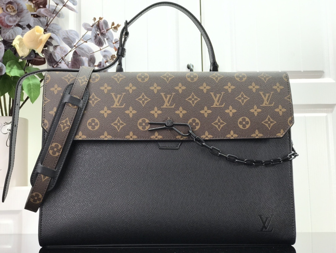 LV ROBUSTO BRIEFCASE M30591