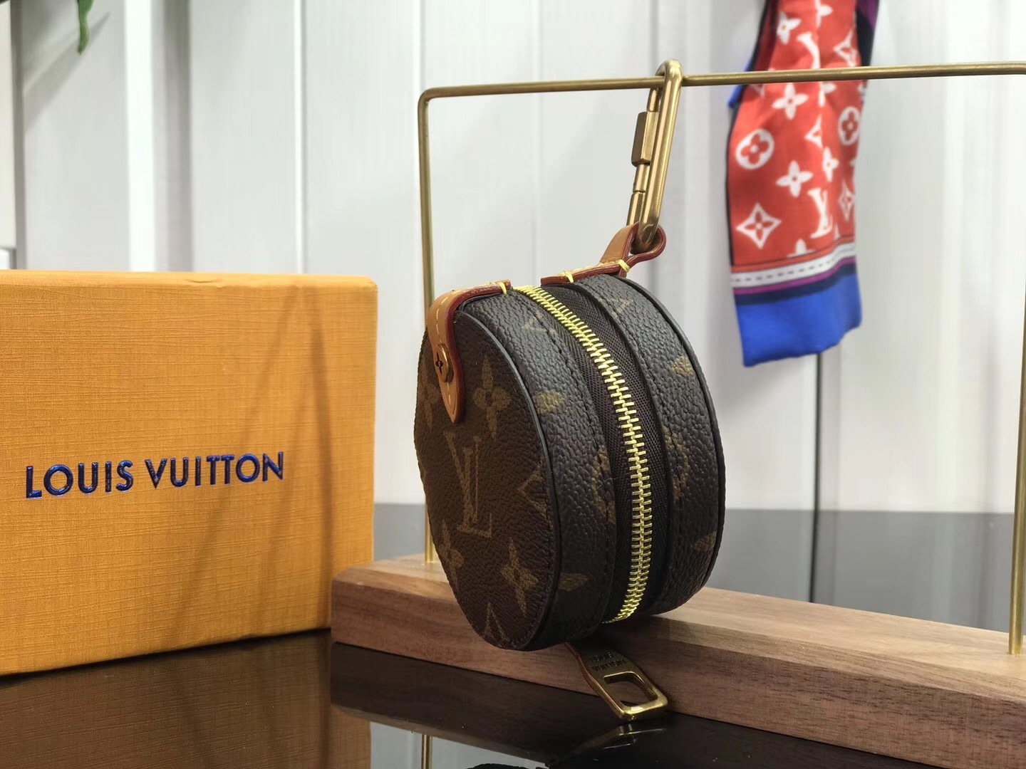 LV ROUND CASE M68524