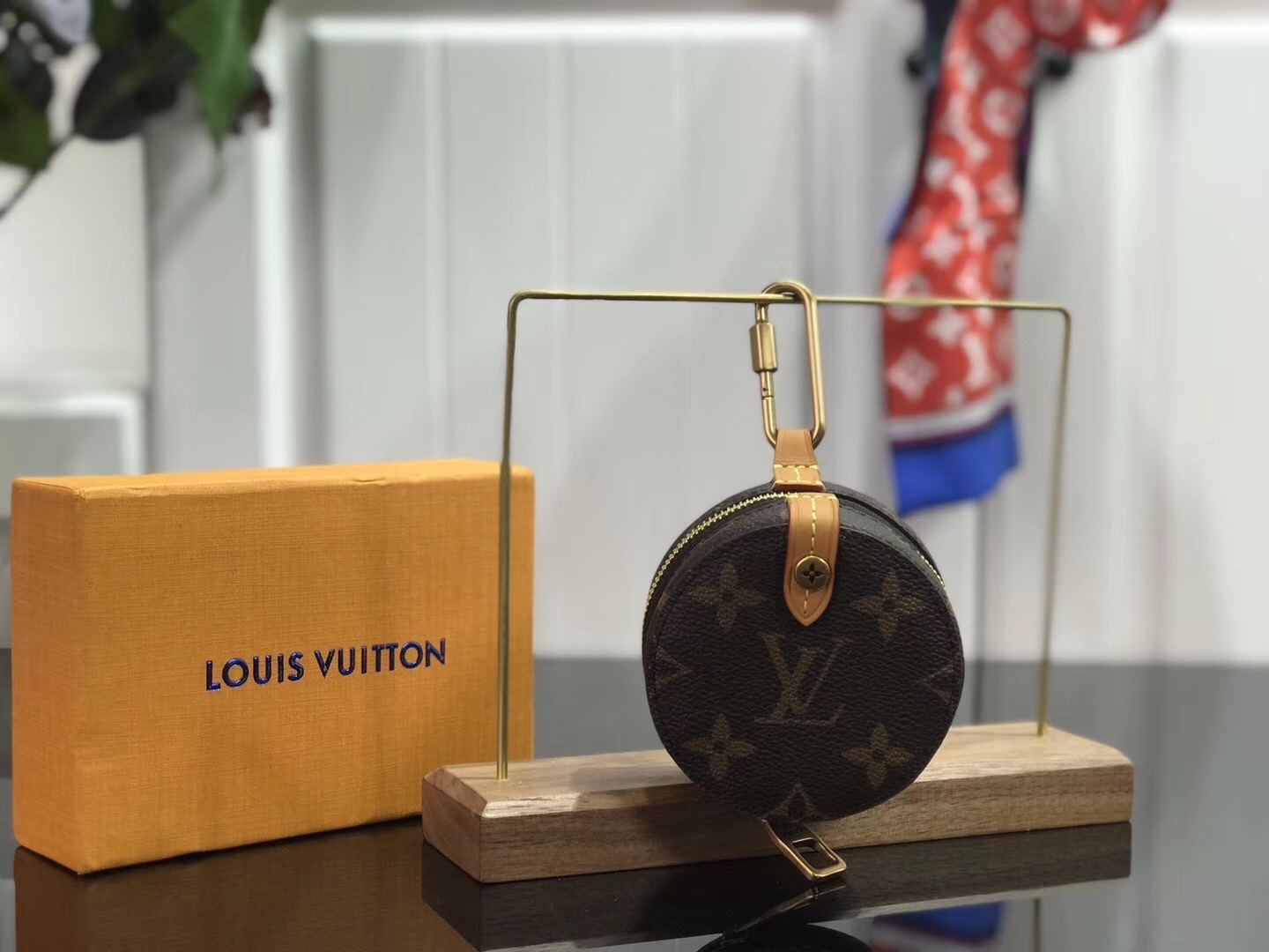 LV ROUND CASE M68524