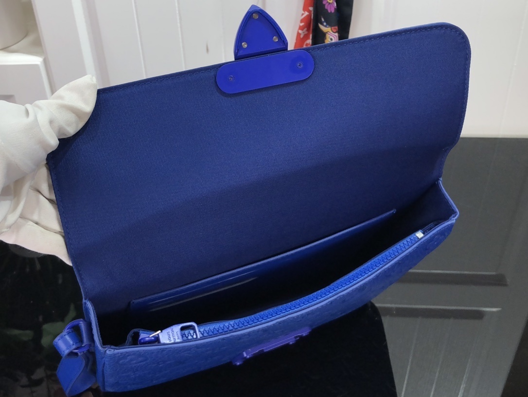 LV S LOCK 4A POUCH M80582